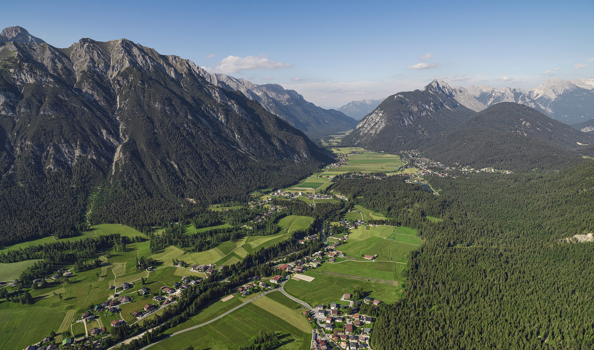 das Leutaschtal von oben mit Blick nach Unterleutasch